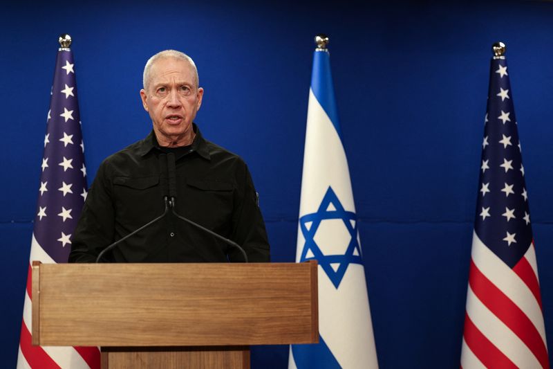 © Reuters. وزير الدفاع الإسرائيلي يوآف جالانت خلال مؤتمر صحفي في وزارة الدفاع الإسرائيلية بتل أبيب يوم 18 ديسمبر كانون الأول 2023. تصوير: بيوليتا سانتوس مورا - رويترز.