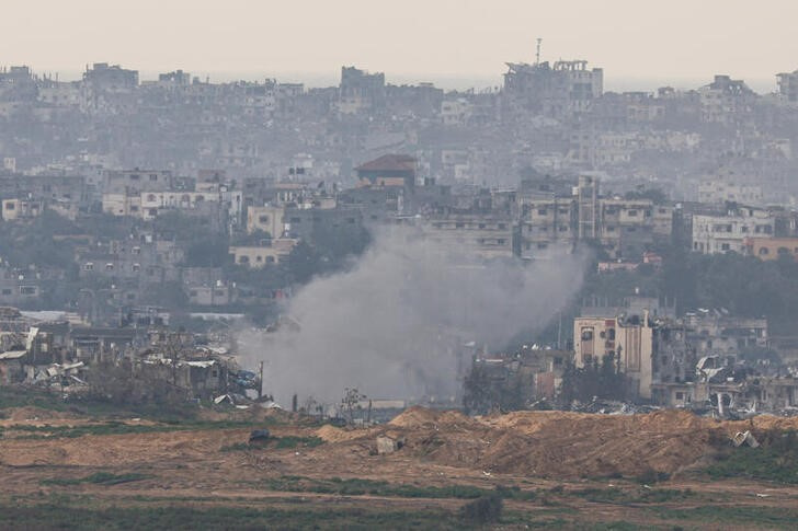 &copy; Reuters. Humo se eleva sobre gaza tras un ataque israelí 
Ene 14, 2024. REUTERS/Tyrone Siu