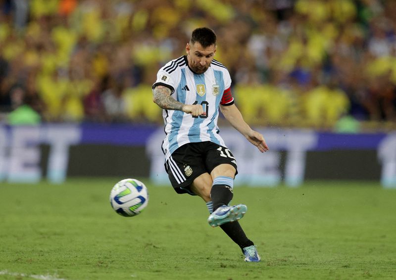 &copy; Reuters. الأرجنتيني ليونيل ميسي في مباراة ضد منتخب البرازيل في تصفيات أمريكا الجنوبية المؤهلة لكأس العالم يوم 21 نوفمبر تشرين الثاني 2023. تصوير: ريكار