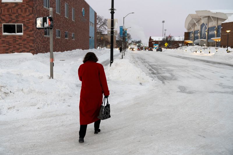 © Reuters. A woman walks down a street amid sub-zero temperatures, ahead of the Iowa state caucus vote, in Des Moines, Iowa, U.S., January 15, 2024. REUTERS/Cheney Orr