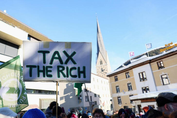 &copy; Reuters. Ativistas em Davos cobram que ricos paguem mais impostos
14/01/2024
REUTERS/Denis Balibouse