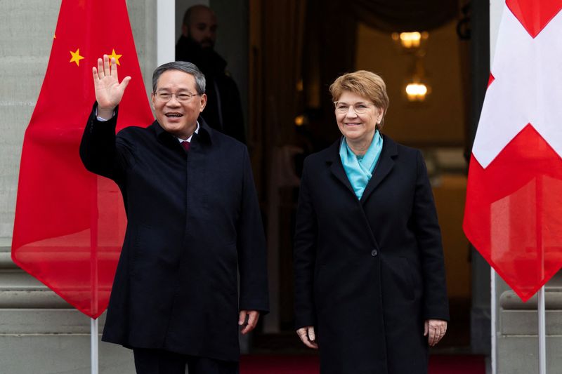 &copy; Reuters.  １月１５日、 中国の李強首相（写真左）はスイスの首都ベルン郊外でアムヘルト大統領（同右）と会談した。ベルン郊外で代表撮影（２０２４年　ロイター）