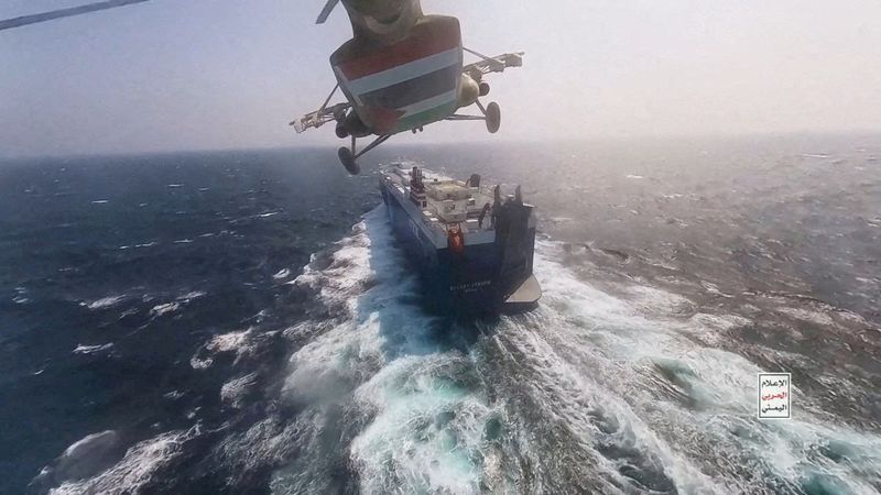 &copy; Reuters. طائرة هليوكوبتر عسكرية تابعة للحوثيين تحلق فوق سفينة البضائع جالاكسي ليدر في البحر الأحمر  في صورة صدرت في يوم 20 ديسمبر كانون الأول 2023 وحصلت