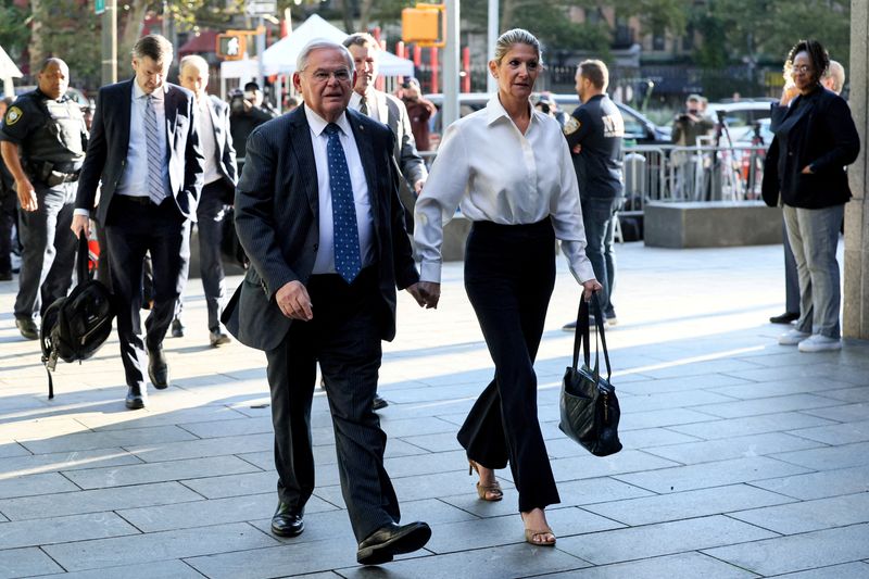 &copy; Reuters. FILE PHOTO: U.S. Senator Robert Menendez, Democrat of New Jersey, and his wife Nadine Menendez arrive at Federal Court for a hearing on bribery charges in connection with an alleged corrupt relationship with three New Jersey businessmen, in New York City,