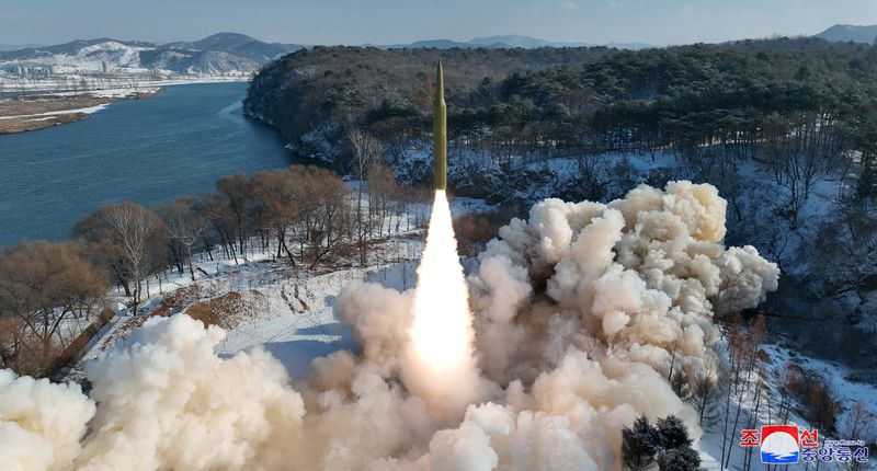 &copy; Reuters. 日米韓の高官は１４日に電話協議を開き、北朝鮮による同日の弾道ミサイル発射を強く非難した。米国務省が１５日、発表した。写真は極超音速の弾頭を積んだ固体燃料式と北朝鮮が主張す