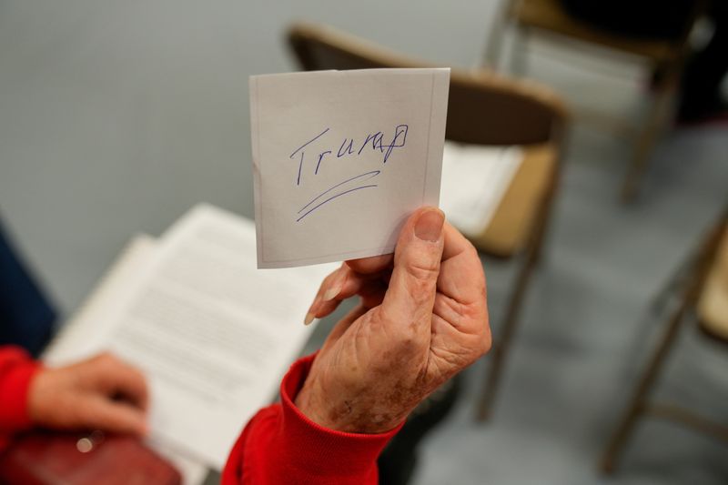 © Reuters. A person votes for Republican presidential candidate and former U.S. President Donald Trump at a caucus site to choose a Republican presidential candidate at Fellows Elementary School, in Ames, Iowa, U.S. January 15, 2024. REUTERS/Cheney Orr