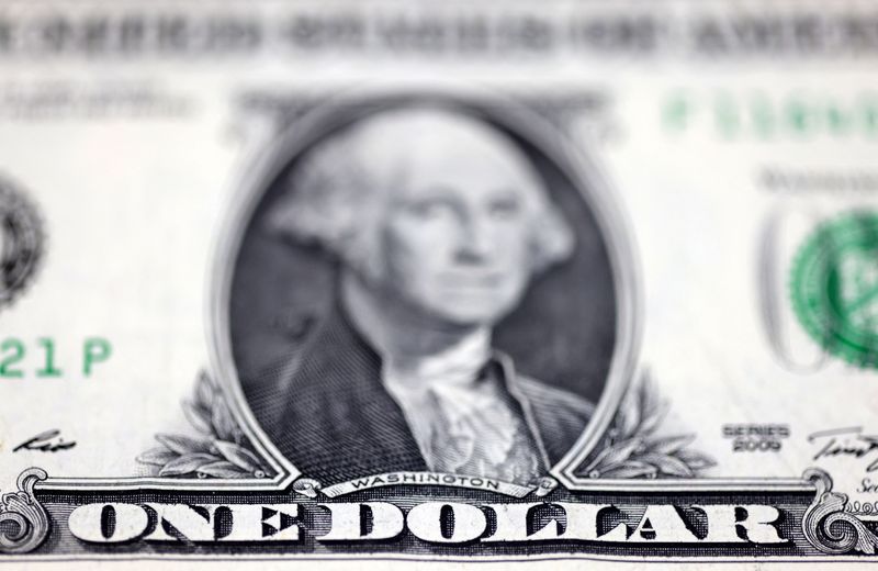 LYNXMPEK0F02F L - El dólar alcanza máximo mensual ante debilitamiento de recortes Fed.