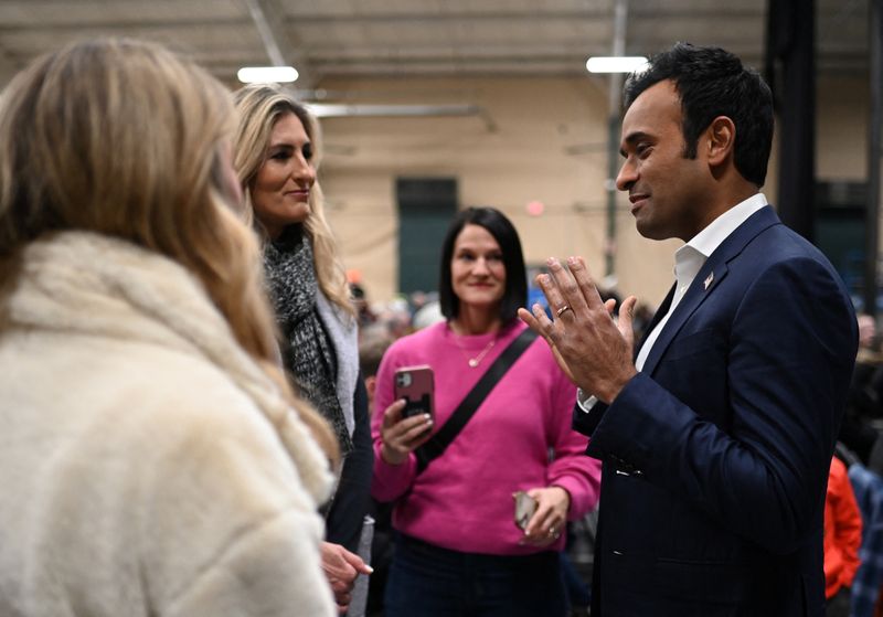 © Reuters. Republican presidential candidate and businessman Vivek Ramaswamy visits a caucus site at Horizon Event Center in Clive, Iowa, U.S. January 15, 2024. REUTERS/Sergio Flores