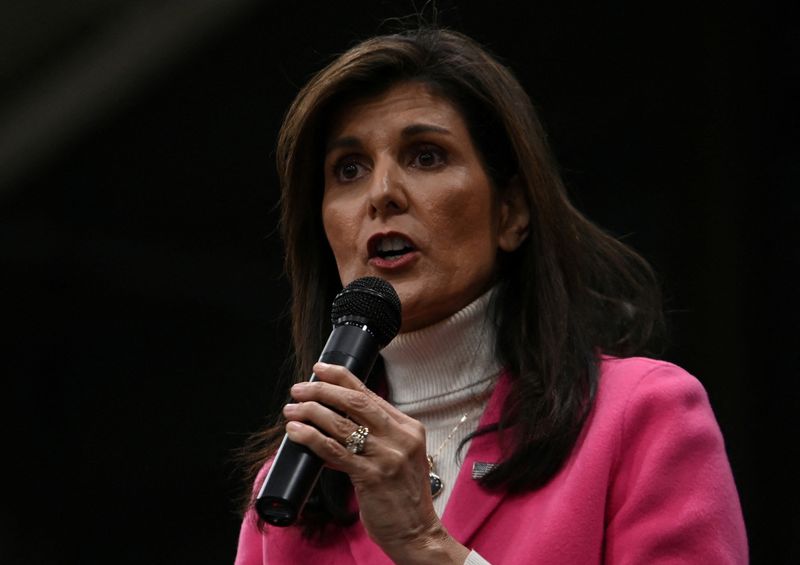 © Reuters. Republican presidential candidate and former U.S. Ambassador to the United Nations Nikki Haley speaks as she visits a caucus site at Horizon Event Center in Clive, Iowa, U.S. January 15, 2024. REUTERS/Sergio Flores