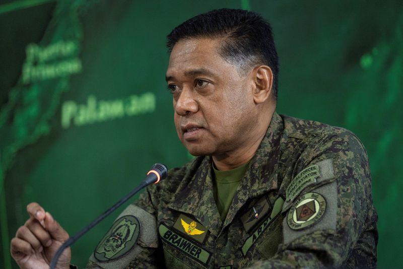 &copy; Reuters. 　１月１５日、フィリピンは、南シナ海で自国の領土と見なす島を開発し、軍部隊の駐留に適した整備を行うと明らかにした。軍トップのロメオ・ブラウナー氏（写真）が記者団に述べた。
