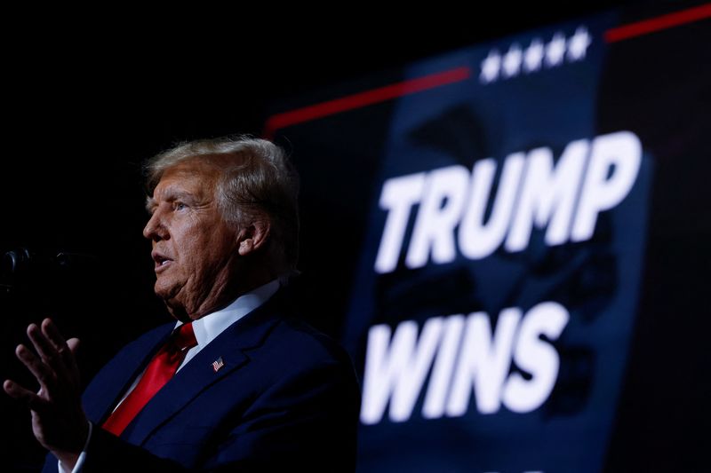 © Reuters. Republican presidential candidate and former U.S. President Donald Trump speaks during his Iowa caucus night watch party in Des Moines, Iowa, U.S., January 15, 2024.  REUTERS/Evelyn Hockstein