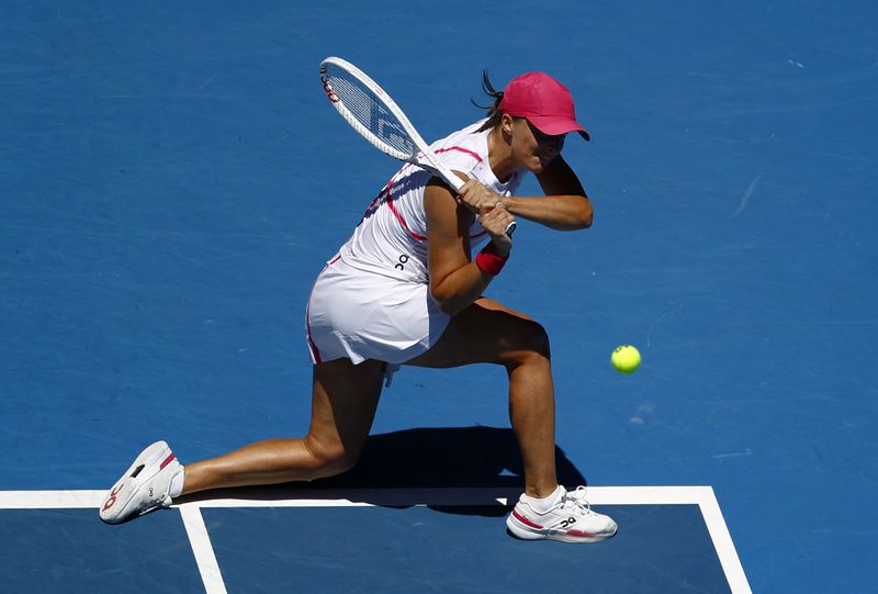 &copy; Reuters. البولندية إيجا شيانتيك أثناء مباراتها أمام الأمريكية صوفيا كينين في الدور الأول من بطولة أستراليا المفتوحة للتنس في ملبورن يوم الثلاثاء . ت
