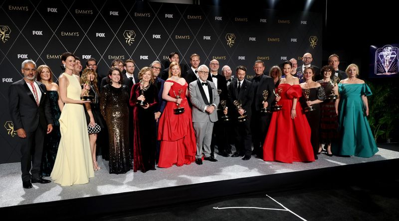 &copy; Reuters. 　米テレビ界最高の栄誉とされるエミー賞の授賞式が１５日、ハリウッドで開かれ、ドラマ部門の作品賞を「メディア王─華麗なる一族」が受賞した。写真は「メディア王」関係者ら（２０