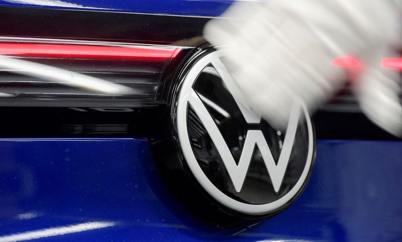 &copy; Reuters. FILE PHOTO: A technician cleans a Volkswagen logo at the production line for electric car models of the Volkswagen Group, in Zwickau, Germany, April 26, 2022. REUTERS/Matthias Rietschel/File Photo