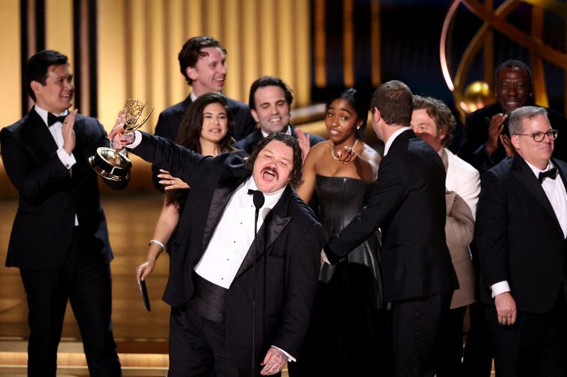 &copy; Reuters. Matty Matheson, les acteurs et l'équipe de "The Bear" ont remporté le prix de la meilleure série comique lors de la 75e cérémonie des Primetime Emmy Awards à Los Angeles, en Californie. /Photo prise le 15 janvier 2024/REUTERS/Mario Anzuoni