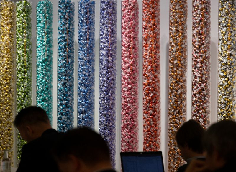 &copy; Reuters. Lindor chocolate balls are seen during the annual news conference of Swiss chocolatier Lindt & Spruengli in Kilchberg, Switzerland March 8, 2022. REUTERS/Arnd Wiegmann/File Photo