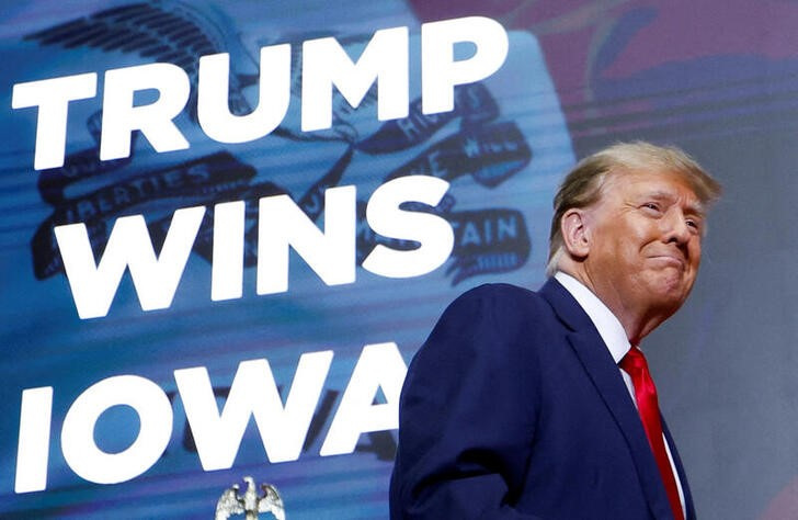 &copy; Reuters. El candidato presidencial republicano y expresidente de Estados Unidos Donald Trump sube al escenario durante su fiesta de seguimiento de la noche de los caucus de Iowa en Des Moines, Iowa, Estados Unidos. 15 de enero de 2024. REUTERS/Evelyn Hockstein