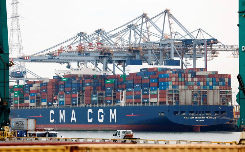 &copy; Reuters. Un porte-conteneurs CMA CGM dans le port d'Anvers, en Belgique. /Photo prise le 23 septembre 2022/REUTERS/Yves Herman