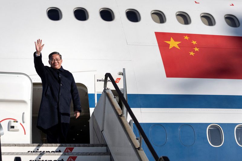 &copy; Reuters. Le Premier ministre de la République populaire de Chine, Li Qiang, arrive pour forum économique mondial de Davos, à l'aéroport de Zurich à Kloten. /Photo prise le 14 janvier 2024/REUTERS/Gaëtan Bally