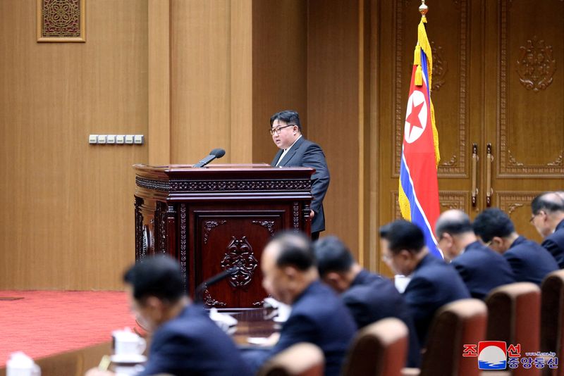 &copy; Reuters. El líder norcoreano Kim Jong-un durante la 10ª Sesión de la 14ª Asamblea Popular Suprema de la República Popular Democrática de Corea, en el Salón de Asambleas Mansudae, en Pionyang, Corea del Norte. 15 de enero de 2024. KCNA vía REUTERS