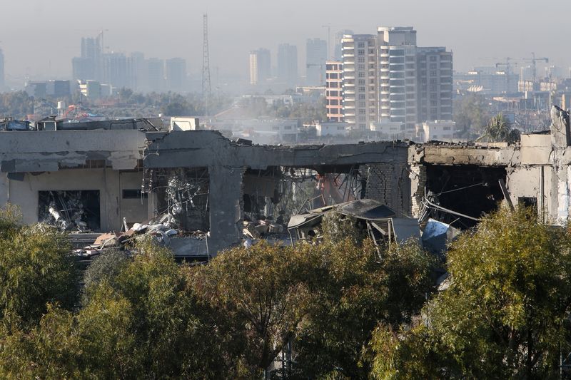&copy; Reuters. مبنى مدمر في أعقاب هجوم صاروخي في أربيل بالعراق يوم الثلاثاء. تصوير: أزاد لاشكاري- رويترز.