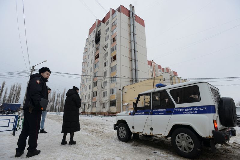 &copy; Reuters. Un bloque de apartamentos de varias plantas dañado tras un ataque con drones en Vorónezh, Rusia. 16 de enero de 2024. REUTERS/Stringer