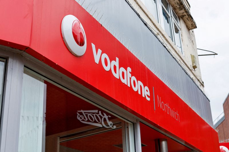 &copy; Reuters. Il logo Vodaone in un negozio a Northwich, Regno Unito. REUTERS/Jason Cairnduff/
