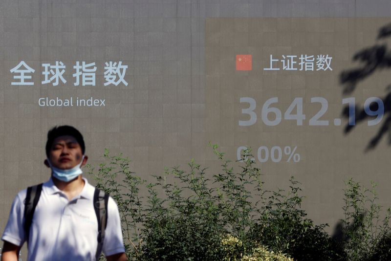 &copy; Reuters. Painel eletrônico com cotações acionárias em Xangai, China
24/09/2021. REUTERS/Aly Song