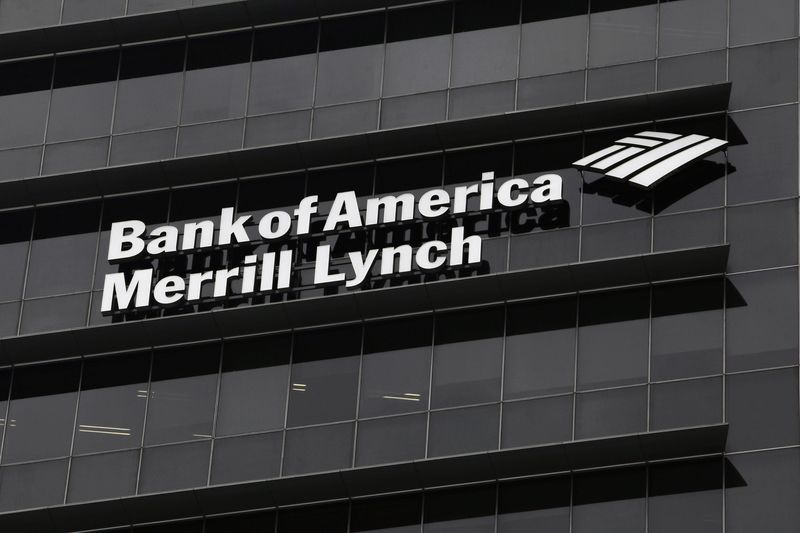 &copy; Reuters. FOTO DE ARCHIVO: Un cartel de Bank of America Merrill Lynch se ve en un edificio que alberga sus oficinas en Singapur. 17 de mayo 2012. REUTERS/Tim Chong