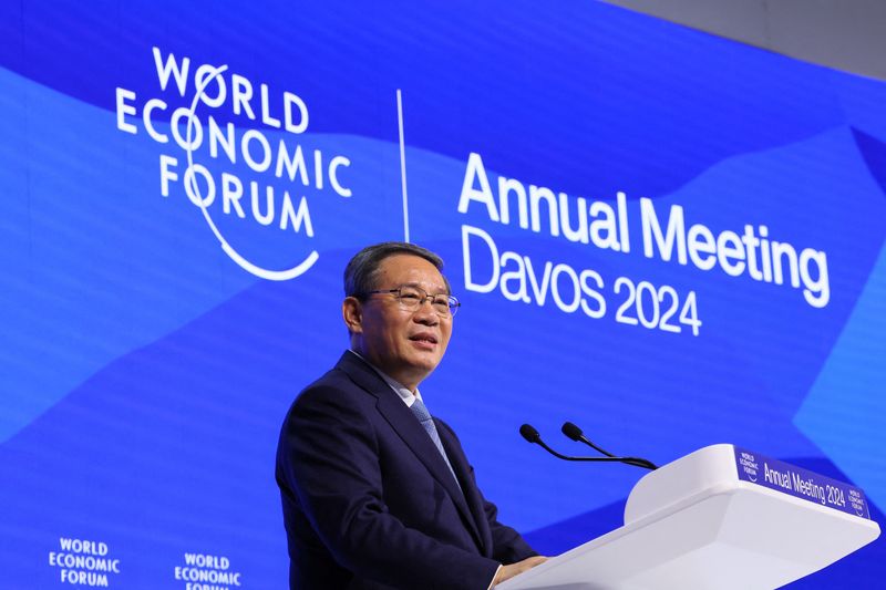 &copy; Reuters. Il premier cinese Li Qiang parla durante l'incontro annuale del World Economic Forum a Davos, Svizzera, 16 gennaio 2024. REUTERS/Denis Balibouse