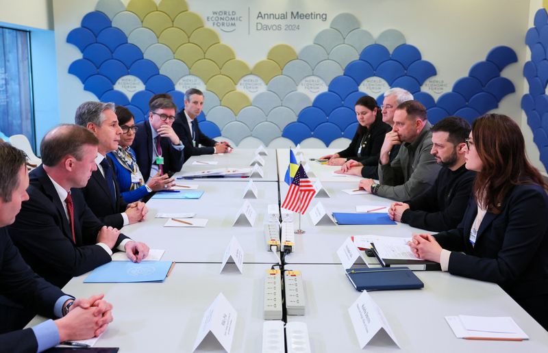 &copy; Reuters. El secretario de Estado estadounidense Antony Blinken, el presidente de Ucrania Volodímir Zelenski y el jefe de la oficina del presidente ucraniano Andriy Yermak se reúnen durante la 54ª reunión anual del Foro Económico Mundial en Davos, Suiza. 16 de