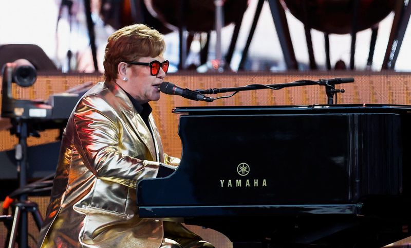 &copy; Reuters. FOTO DE ARCHIVO: Elton John actúa en el recinto del Festival de Glastonbury en Somerset, Reino Unido. 25 de junio, 2023. REUTERS/Jason Cairnduff
