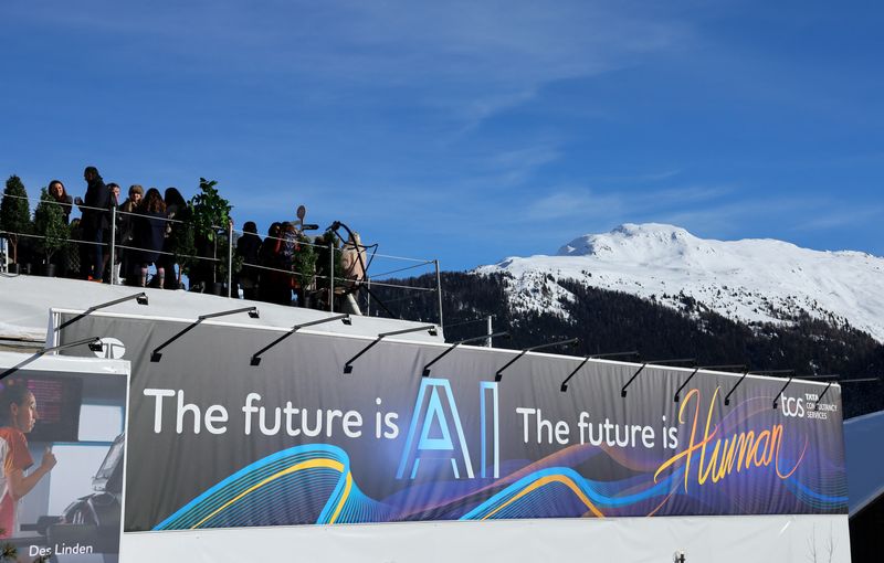 &copy; Reuters. Varias personas se reúnen en la parte superior del pabellón de Tata Consultancy Services en el que se muestra un eslogan relacionado con la Inteligencia Artificial (IA), durante la 54ª reunión anual del Foro Económico Mundial en Davos, Suiza. 16 de e