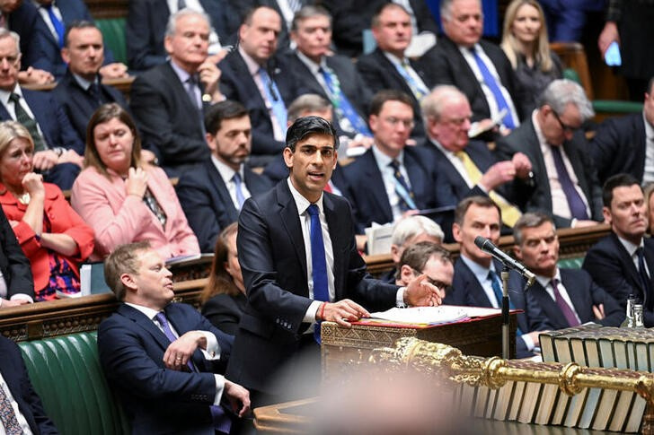 &copy; Reuters. FOTO DE ARCHIVO. El primer ministro de Reino Unido, Rishi Sunak, realiza una declaración ministerial en la Cámara de los Comunes, en Londres, Reino Unido. 15 de enero de 2024. Parlamento de Reino Unido/Jessica Taylor/Handout vía REUTERS 