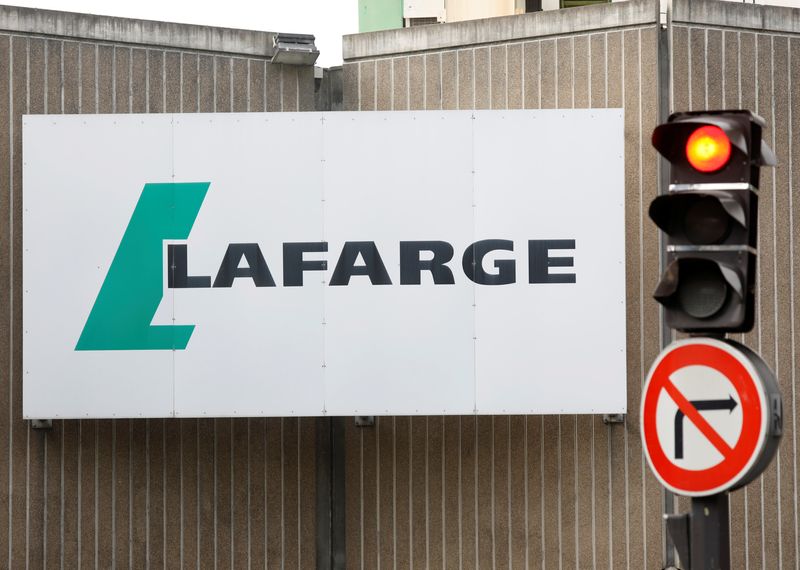 &copy; Reuters. Le logo du fabricant de béton français Lafarge est visible sur l'usine de Bercy, sur les rives de la Seine, à Paris. /Photo prise le 3 septembre 2020/REUTERS/Charles Platiau