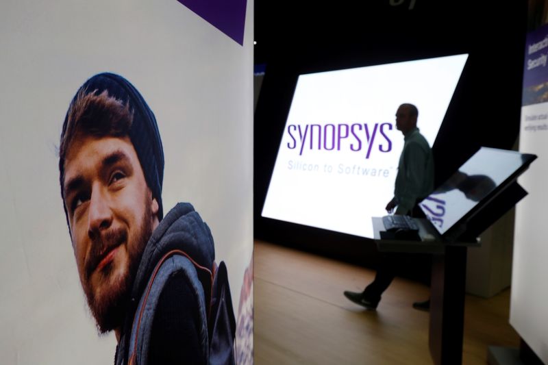 © Reuters. A man walks through the Synopsys booth during the Black Hat information security conference in Las Vegas, Nevada, U.S. on July 26, 2017. REUTERS/Steve Marcus/File Photo