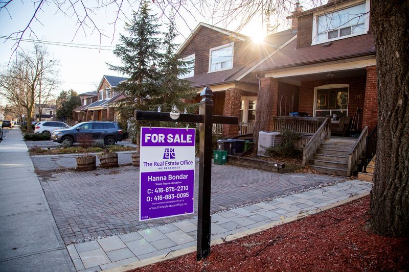 © Reuters. FILE PHOTO: A for sale sign is displayed outside a home in Toronto, Ontario in Toronto, Ontario, Canada December 13, 2021.  REUTERS/Carlos Osorio/File Photo
