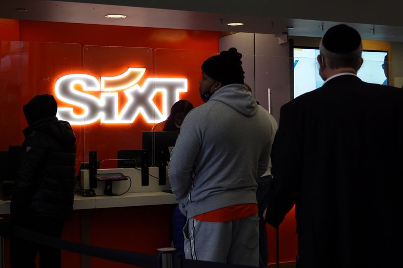 &copy; Reuters. FILE PHOTO: People queue at the counter of Sixt rental car at John F. Kennedy International Airport in Queens, New York City, U.S., March 30, 2022. REUTERS/Andrew Kelly/File Photo