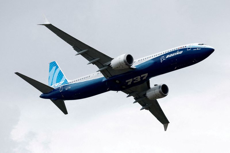 &copy; Reuters. FILE PHOTO: A Boeing 737 MAX-10 performs a flying display at the 54th International Paris Airshow at Le Bourget Airport near Paris, France, June 20, 2023. REUTERS/Benoit Tessier/File Photo