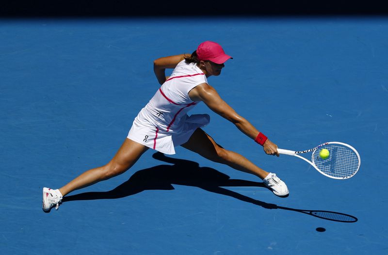 &copy; Reuters. Ene 16, 2024 
Foto del martes de la polaca Iga Swiatek en su partido ante la estadounidense Sofia Kenin 
REUTERS/Issei Kato