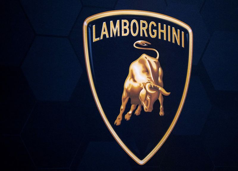 &copy; Reuters. Il logo di Lamborghini durante l'International Auto Show di New York, New York City, Stati Uniti d'America, 5 Aprile 2023. REUTERS/David 'Dee' Delgado