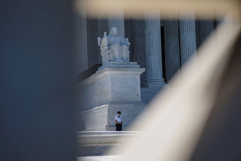 &copy; Reuters. FILE PHOTO: A security guard stands outside the U.S. Supreme Court in Washington, U.S., June 25, 2018. REUTERS/Toya Sarno Jordan/File Photo