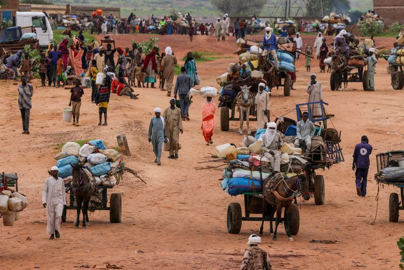 © Reuters. أناس يفرون من أعمال العنف التي يشهدها غرب دارفور خلال عبورهم الحدود وصولا إلى تشاد في الرابع من أغسطس آب 3023. تصوير: زهرة بن سمرة - رويترز.