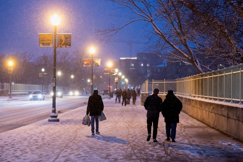 &copy; Reuters. La gente camina por la nieve en el puente Duke Ellington Memorial en Washington, Estados Unidos, 15 de enero de 2024. REUTERS/Amanda Andrade-Rhoades 