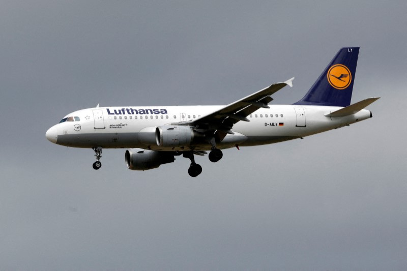 &copy; Reuters. FILE PHOTO: A Lufthansa Airbus A319 airplane lands at the Charles de Gaulle International Airport in Roissy, near Paris, July 28, 2017. REUTERS/Benoit Tessier/File Photo/File Photo 