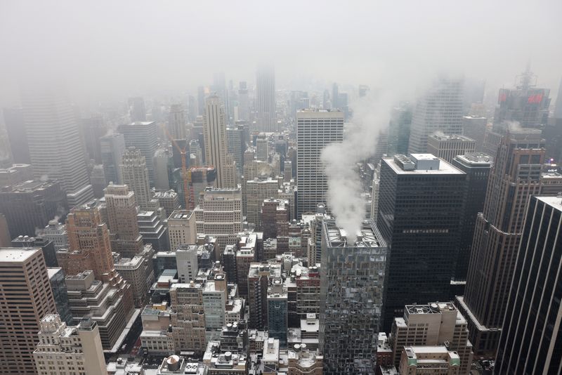 &copy; Reuters. Snow sits on rooftops during the first snowfall in over 700 days in Manhattan, New York City, U.S., January 16, 2024. REUTERS/Andrew Kelly