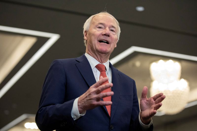 &copy; Reuters. Former Arkansas governor and 2024 Presidential candidate Asa Hutchinson speaks to media following the Republican Party of Iowa legislative breakfast at the Hilton Des Moines Downtown, in Des Moines, Iowa, U.S. January 8, 2024. REUTERS/Alyssa Pointer/ File