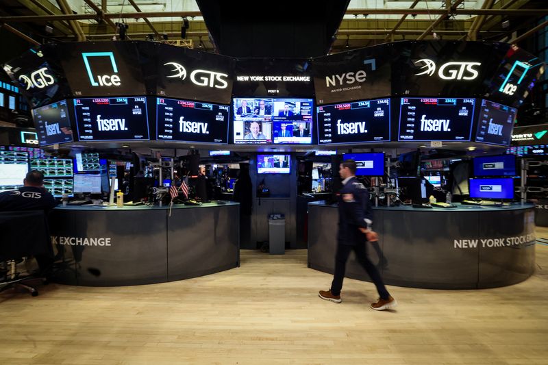 &copy; Reuters. FILE PHOTO: Traders work on the floor at the New York Stock Exchange (NYSE) in New York City, U.S., January 9, 2024.  REUTERS/Brendan McDermid/File Photo