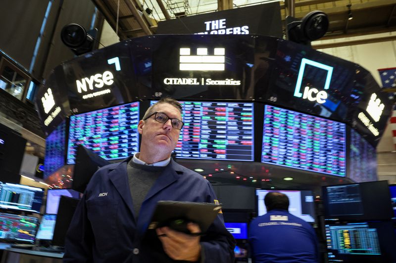 © Reuters. FILE PHOTO: Traders work on the floor at the New York Stock Exchange (NYSE) in New York City, U.S., December 13, 2023.  REUTERS/Brendan McDermid/File Photo