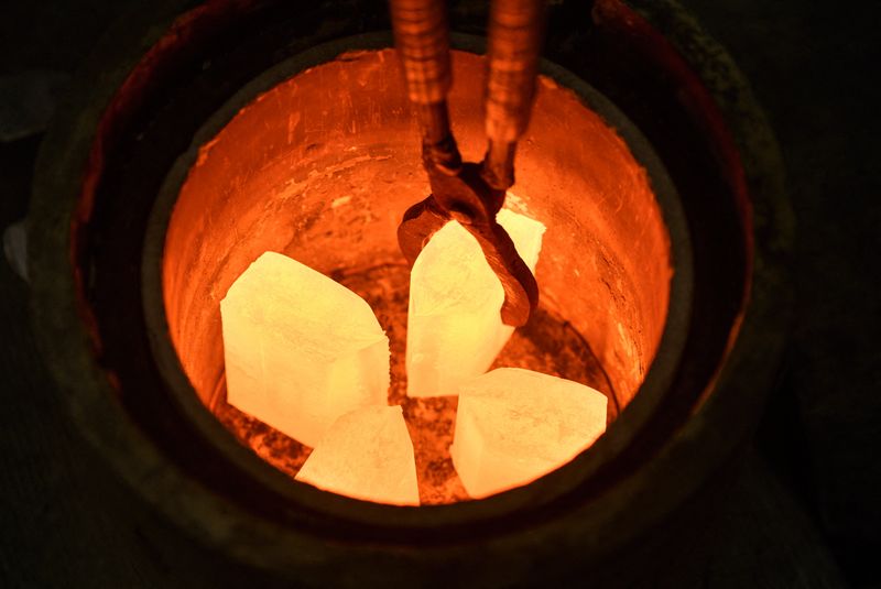 &copy; Reuters. FILE PHOTO: Ingots of 99.98 percent pure palladium are heated in a crucible before their mechanic processing during production at Krastsvetmet precious metals plant in the Siberian city of Krasnoyarsk, Russia, January 31, 2023. REUTERS/Alexander Manzyuk/F